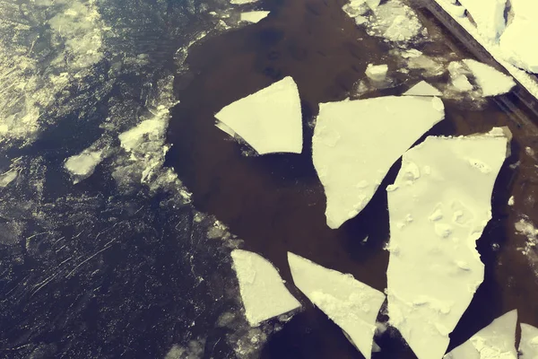 Deriva de hielo en la primavera en el río en el sol brillante — Foto de Stock