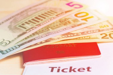 Dolar banknotları ve elektronik bileti olan yabancı bir pasaport. T