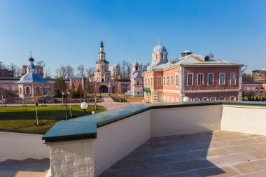 Moskova'da Metro istasyonu Shabolovskaya yakınlarındaki Donskoy manastırı