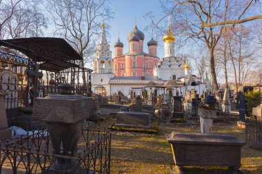 Moskova'da Metro istasyonu Shabolovskaya yakınlarındaki Donskoy manastırı