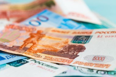bin beş bin rouble banknot yığını