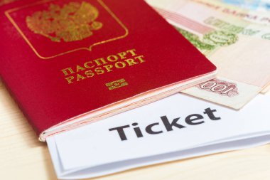 Ruble banknot ve elektronik bilet ile yabancı pasaport.