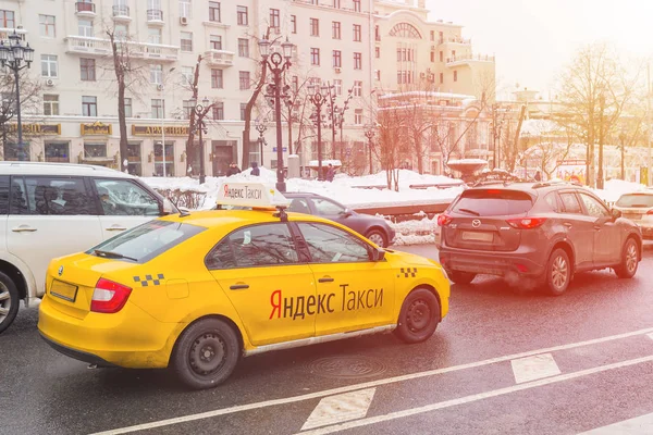 MOSCÚ, RUSIA - 15 DE FEBRERO DE 2018: El coche Yandex taxi en el s — Foto de Stock