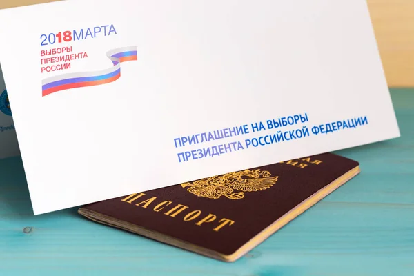 MOSCOW, RÚSSIA - Março 09, 2018: passaporte russo e um convite — Fotografia de Stock