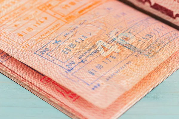 Passaporte com carimbos de visto — Fotografia de Stock