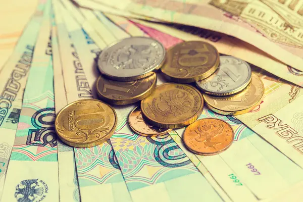 Rublos rusos en billetes y monedas —  Fotos de Stock