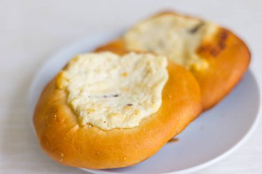 Beyaz tabakta çay için tatlı.