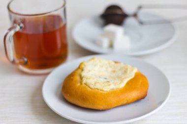 Çay ve hamur işleriyle kompozisyon.