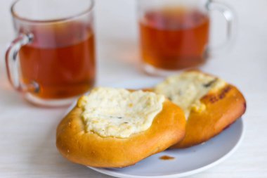 Çay ve hamur işleriyle kompozisyon.