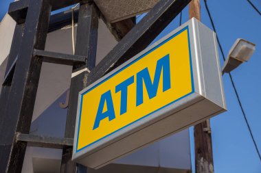 Atm ve nakit makinesi yakınındaki sokakta Atm işareti