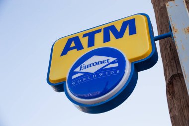 Faliraki, Rodos, Yunanistan - 11 Temmuz 2019: Euronet Worldwide, Yunanistan'da atm'ye yakın sokakta tabela