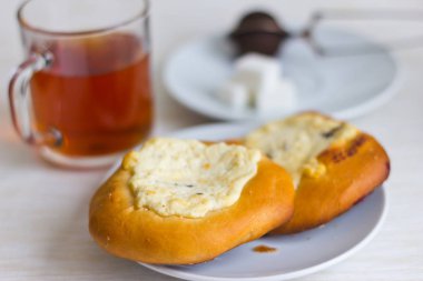 Çay ve hamur işleriyle kompozisyon.