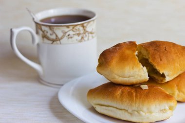 fırında ekmek börek çerez ve çay bardağı 