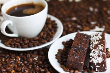 sabah siyah demlenmiş kahve ve çikolatalı kek bir fincan