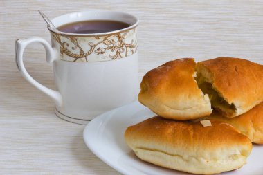 ekmek turta ve çay bardağı, kahvaltı 