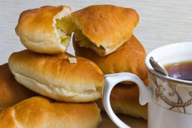 ekmek turta ve çay bardağı, kahvaltı 