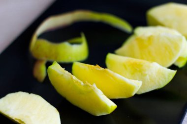 iştah açıcı elma dilimleri stüdyo çekim 