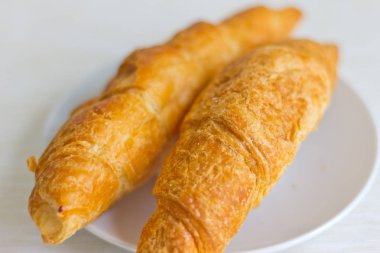 Plaka üzerinde lezzetli ay çöreği 