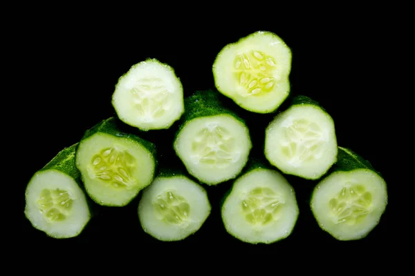Studio Shot Van Groene Komkommers Geïsoleerd Zwarte Achtergrond — Stockfoto