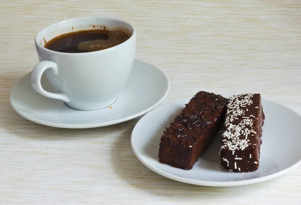 Jeden Šálek Ranní Kávy Černého Piva Čokoládové Koláče — Stock fotografie