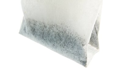 Beyaz arkaplanda bir paket çay