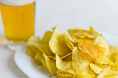 Tabakta patates cipsi ve bira. 