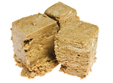 Halva beyaz arkaplanda izole edildi.