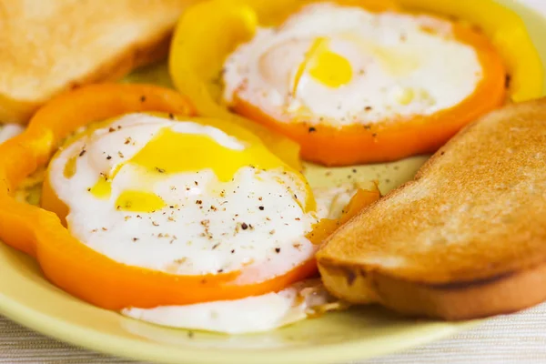 Kızarmış Yumurta Ekmek Ile Kırmızı Biber — Stok fotoğraf