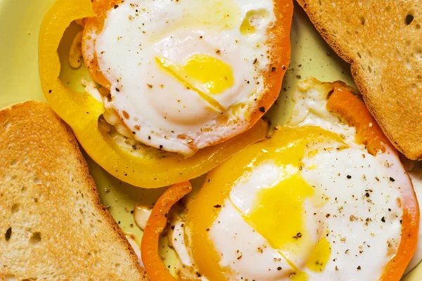 Paprika Med Stekt Ägg Och Bröd — Stockfoto