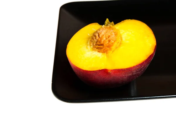 Frische Pfirsichfrüchte Auf Schwarzem Teller — Stockfoto