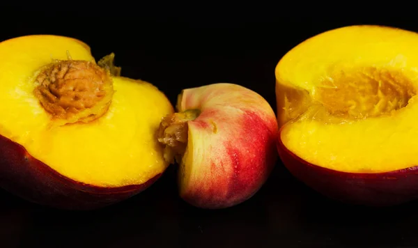 Frische Pfirsiche Früchte Isoliert Auf Schwarzem Hintergrund — Stockfoto