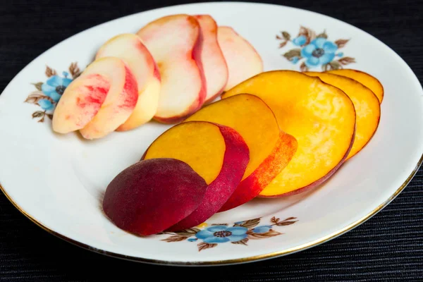 Frische Pfirsiche Früchte Scheiben Auf Teller — Stockfoto