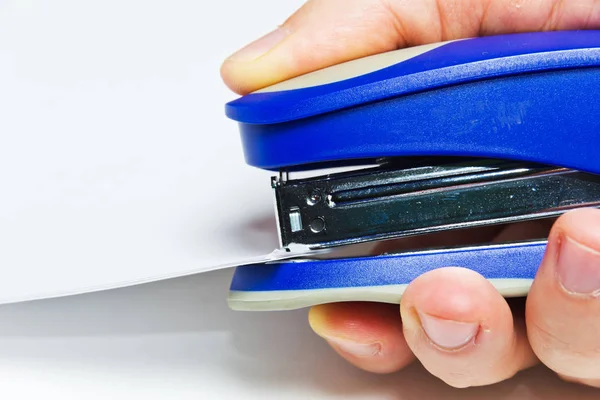 Ofis işi, zımbalı erkek eli.