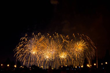 şehirde gece gökyüzünde sarı Güzel havai fişek ışıkları 