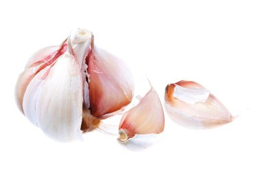 Beyaz arka planda sarımsak izole edilmiş