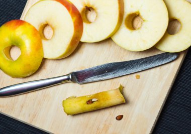 Uzak orta ile doğranmış elma.