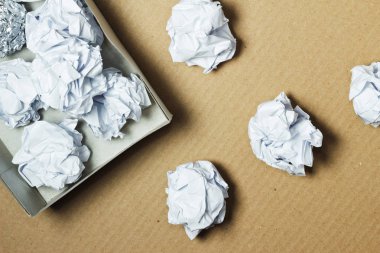 beyaz buruşturulmuş kağıt levhalar ve folyo 