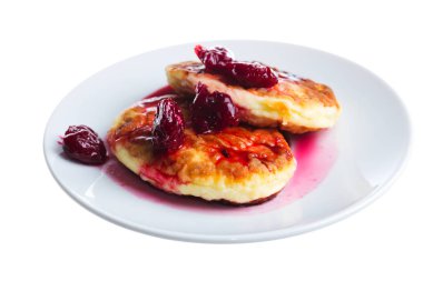 Beyaz arka planda izole edilmiş bir tabakta peynirli krep.