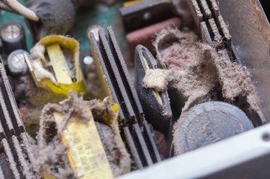 toz içinde bilgisayarın güç kaynağı