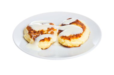 Beyaz arka planda izole edilmiş bir tabakta peynirli krep.