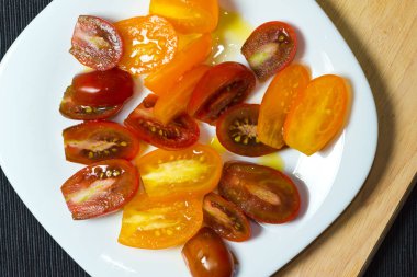 Tabakta doğranmış domatesler.