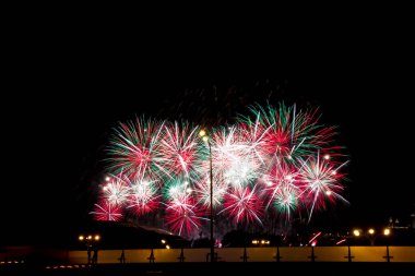 Şehirde gece gökyüzünde güzel havai fişek ışıkları 