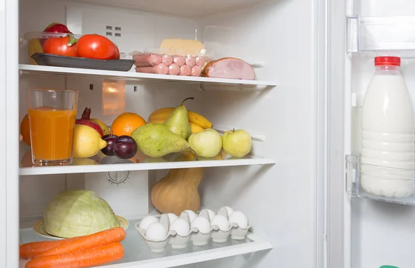 Kühlschrank Mit Saft Zitrone Orange Granatapfel Kürbis Banane Birne Kohl — Stockfoto