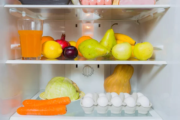 Kühlschrank Mit Saft Zitrone Orange Granatapfel Kürbis Banane Birne Kohl — Stockfoto