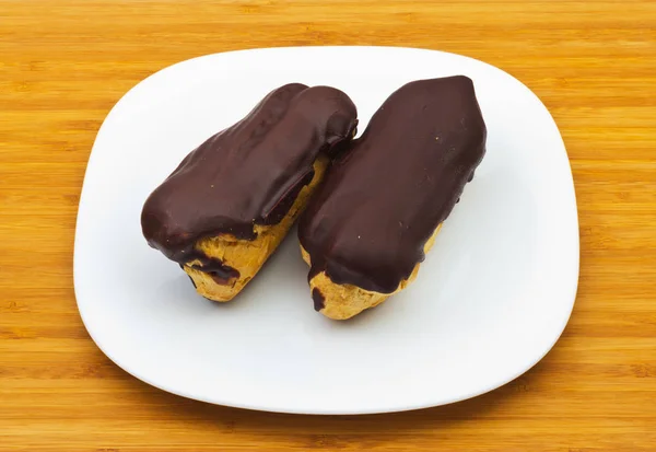 Délicieux Dessert Sur Une Assiette Blanche Plateau Bois — Photo