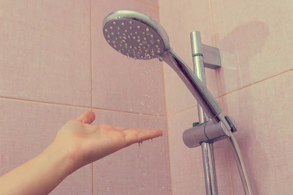 Mão Das Mulheres Sob Chuveiro Banheiro — Fotografia de Stock