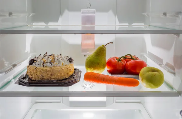 Wahl Zwischen Gesunden Und Ungesunden Lebensmitteln Kühlschrank — Stockfoto