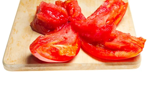 西红柿片在木板上 — 图库照片