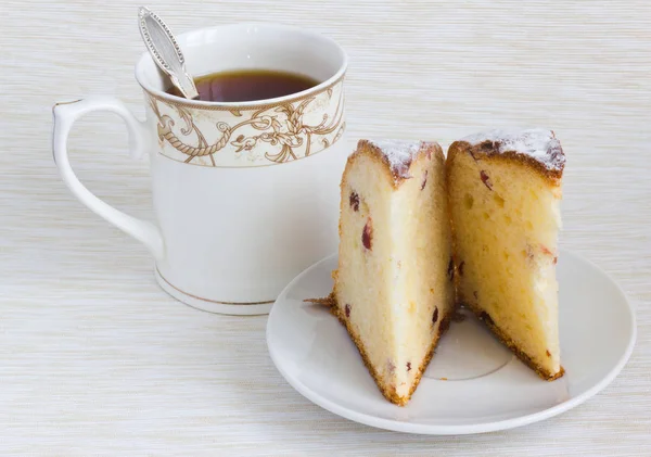 Tabakta kek ve çay. 