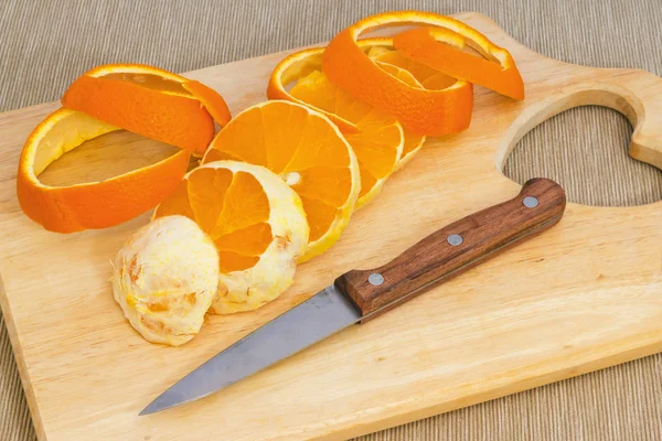 Вырезать Апельсины Резке Доски — стоковое фото